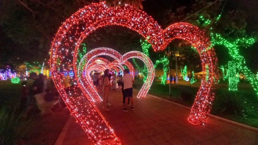 Pedro Juan Caballero habilita colorido paseo peatonal navideño