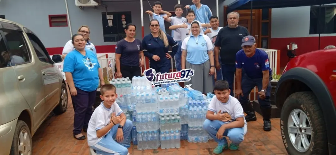Bomberos reciben donación de insumos de alumnos de la escuela Santa María de los Ángeles