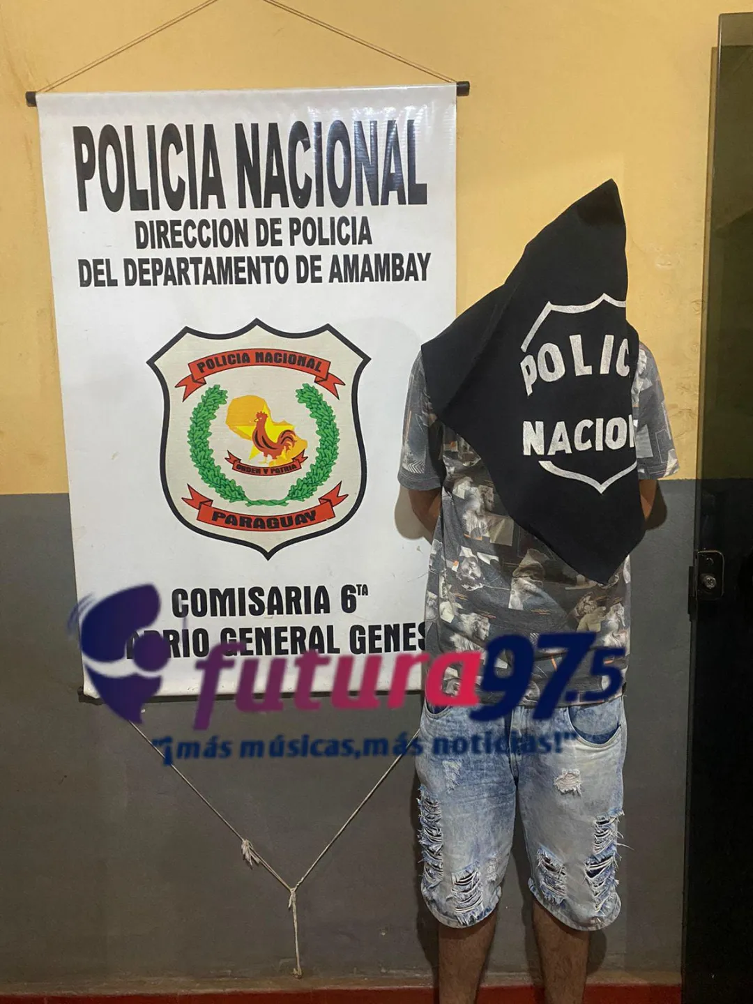 Joven de 25 años detenido por violencia familiar en la vía pública