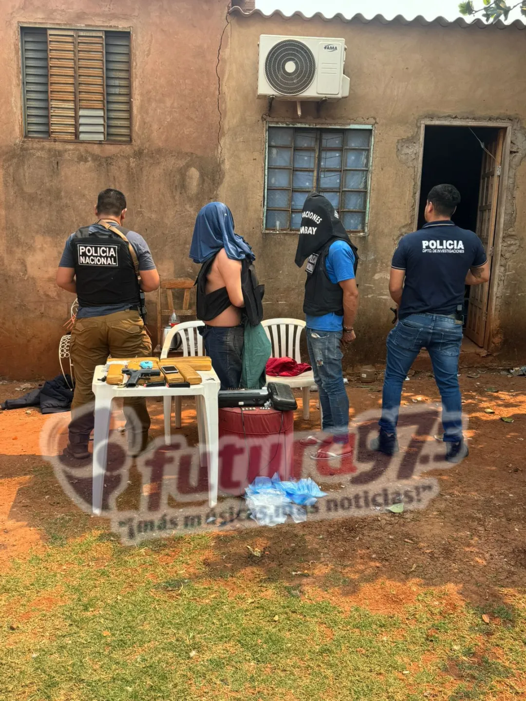 Allanan vivienda y detienen a dos personas en la Fracción Santísima Trinidad: Incautan drogas y armas