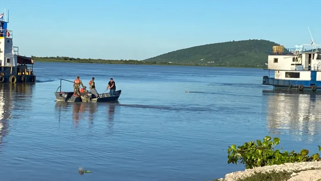 Buscan a joven que desapareció en el río mientras trabajaba en una balsa en Puerto Casado