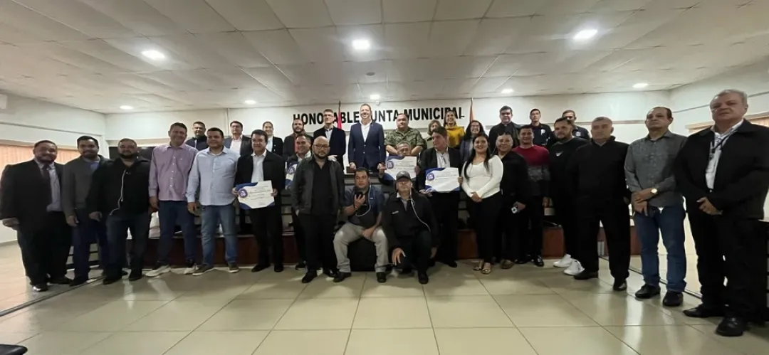 Acto anticipado por el Día del Periodista reconoce a conductores de programas con 30 años o más