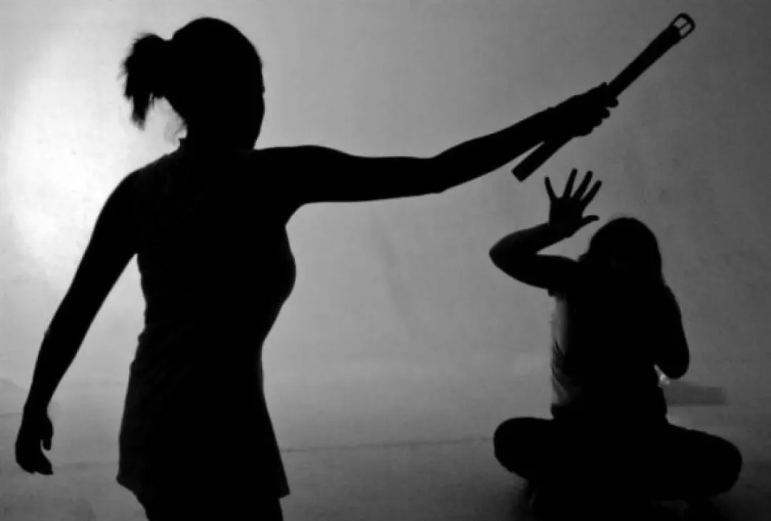 Mujer es aprehendida por golpear a su hija de 8 años en el barrio San Gerardo