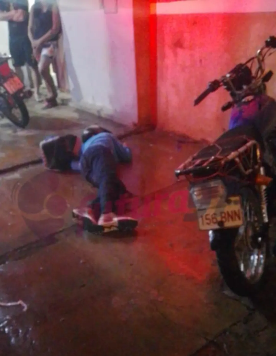 Joven delivery sufre lesiones tras chocar contra una muralla en el Barrio San Gerardo