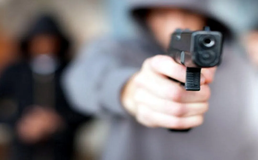 Violento asalto a una mujer en PJC: le roban su motocicleta, dinero y celular.