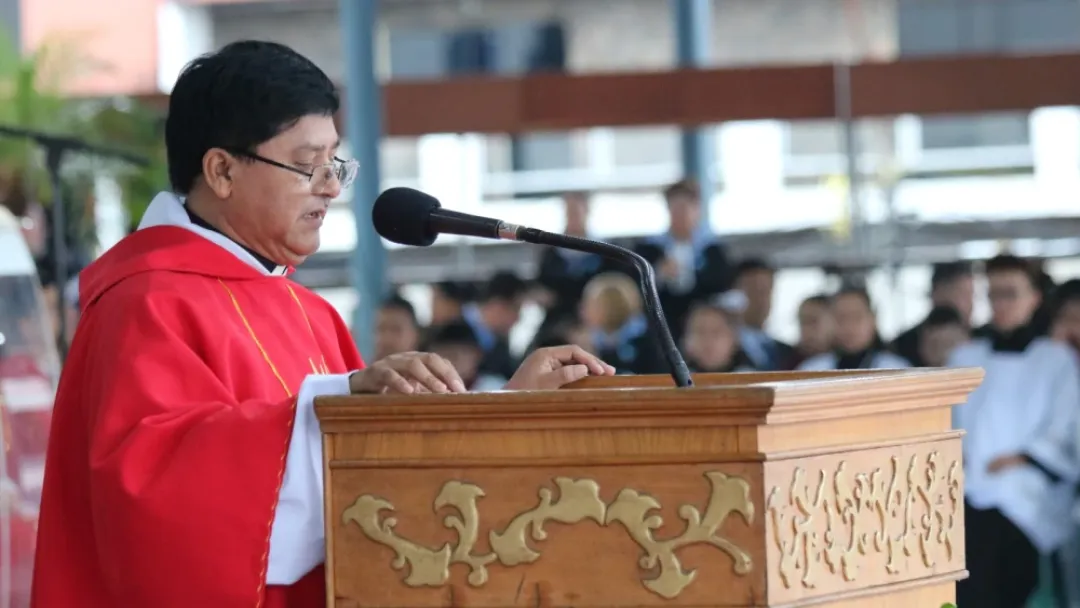 Sacerdote pide a jóvenes que sean protagonistas y reclama a políticos por “frustrar sueños”