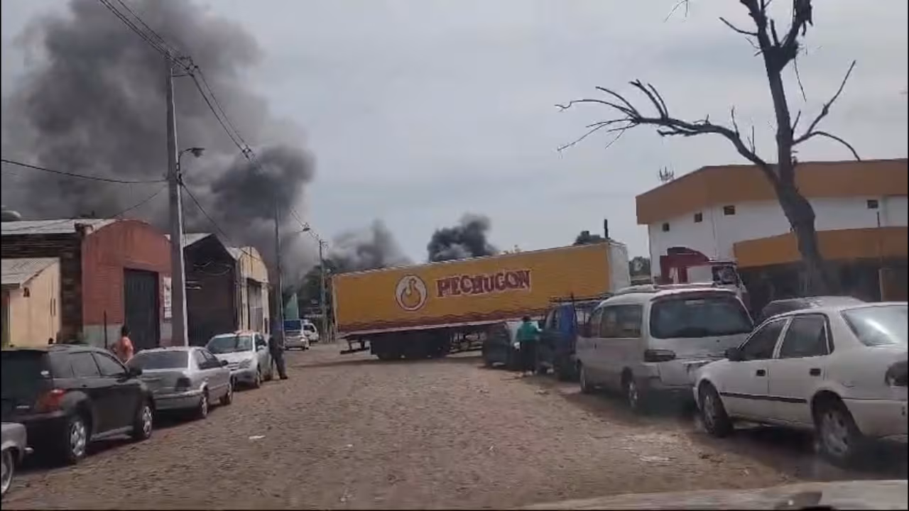 Se incendia fábrica de pollos en Capiatá y la humareda es inmensa