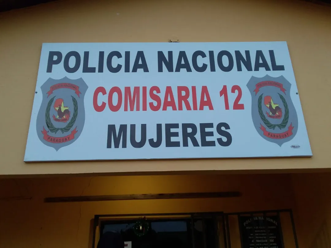 Mujer es detenida al descubrirse orden de captura mientras realizaba trámites en  identificaciónes.