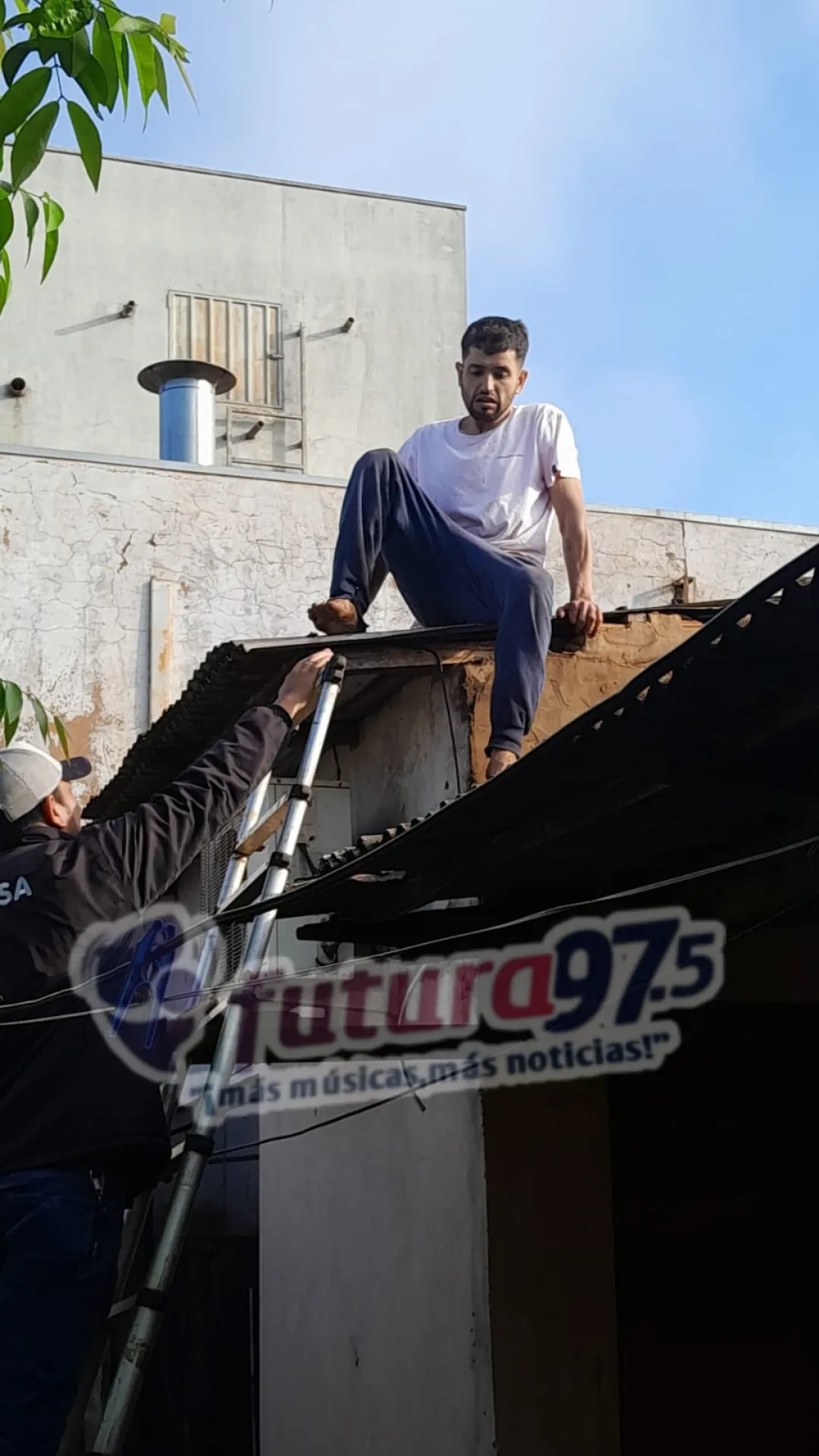 Hombre en estado alterado sube al techo de varias viviendas en la Fracción San Carlos.