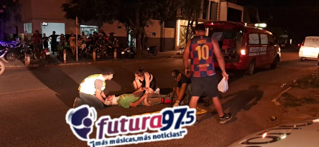 Motociclista quedó con fractura tras ser embestido por un automóvil que huyó del lugar.