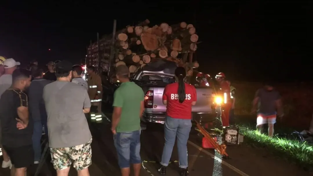 Padre e hijo mueren en choque contra camión que transportaba rollos de eucalipto