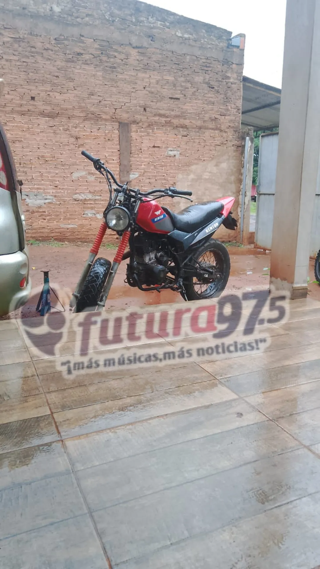 Robo frustrado en comercio culmina con el robo de una motocicleta