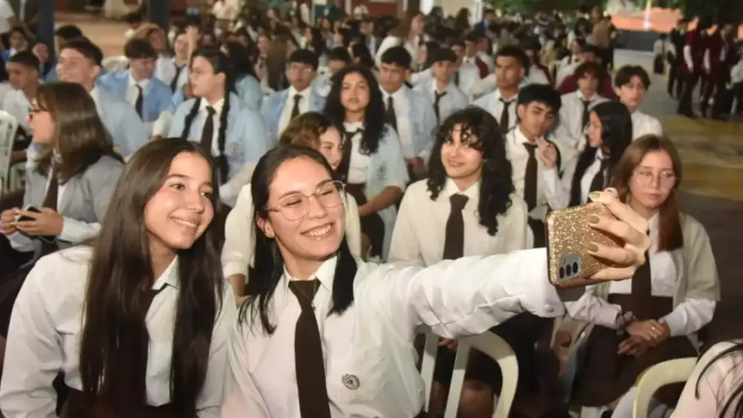 MEC insta a maestros a no dar tareas para la casa y restringir uso de celulares en aulas