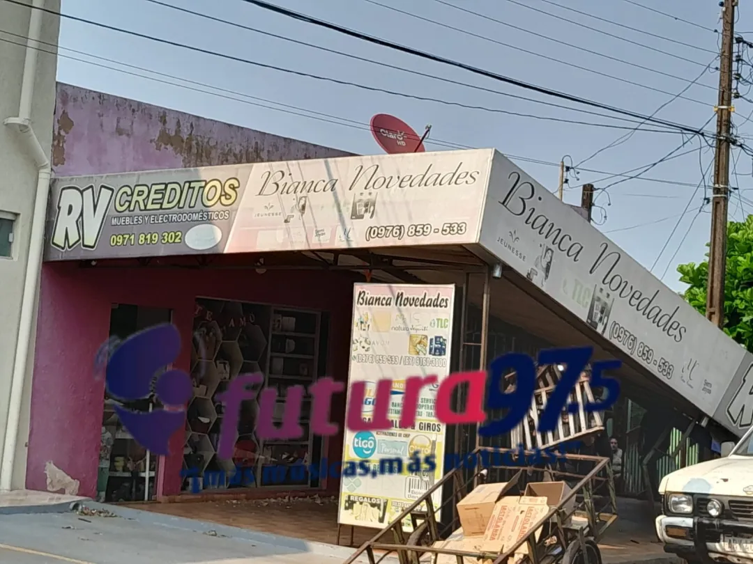 Automóvil choca contra local comercial causando daños materiales