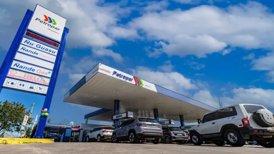 Ministro de Economía presiona a Petropar para reducir precios de combustibles