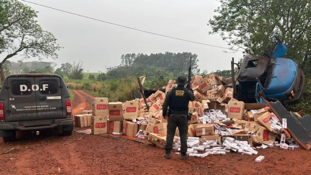 Camión con cigarrillo paraguayo de supuesto contrabando vuelca en Brasil
