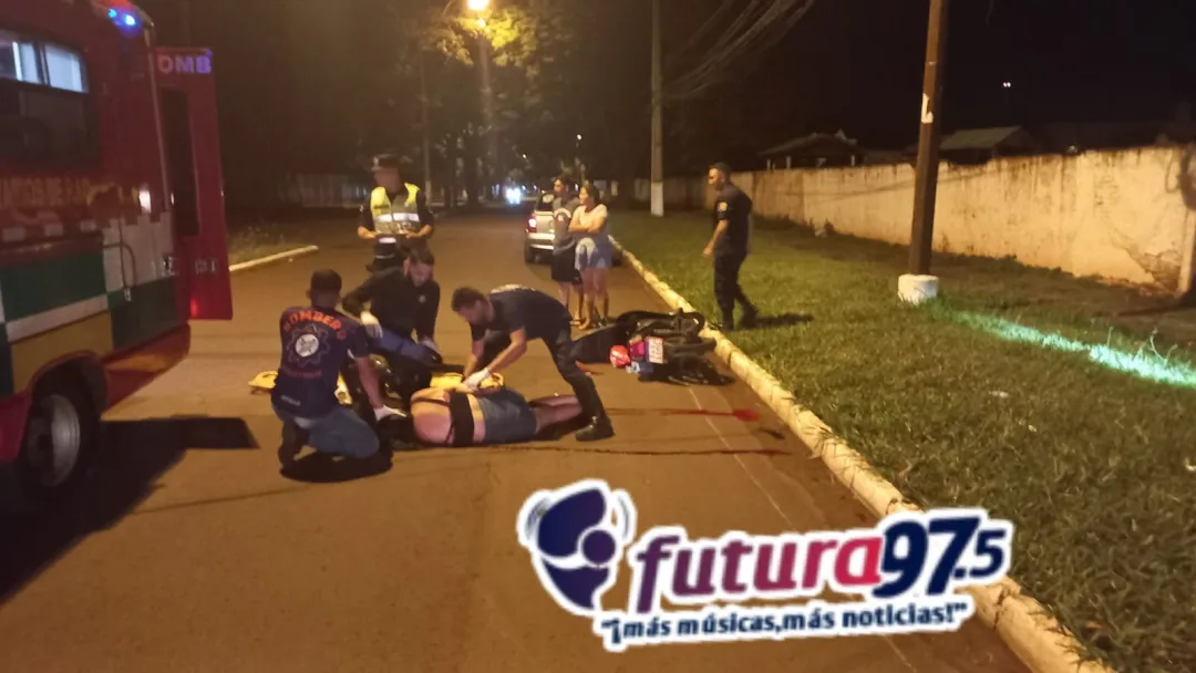 Mujer sufre traumatismo de cráneo tras caer de su motocicleta en el Barrio Gral. Díaz