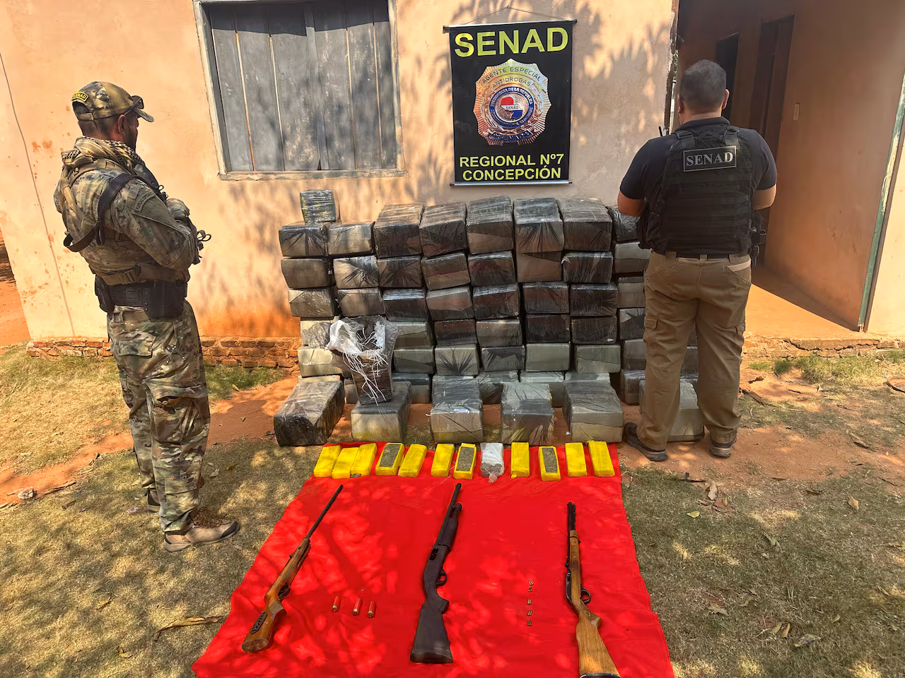Hallan casi una tonelada de droga en una vivienda