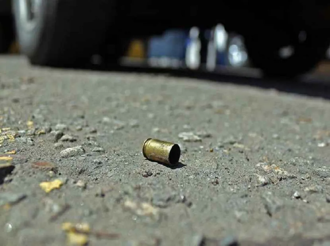 Mujer herida por bala perdida mientras compartía con su familia