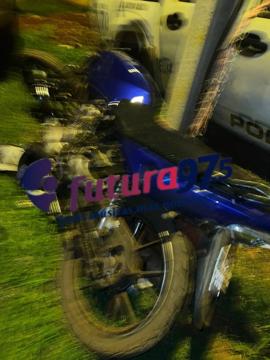 Motociclista sufre lesiones tras chocar contra la carrocería de una camioneta