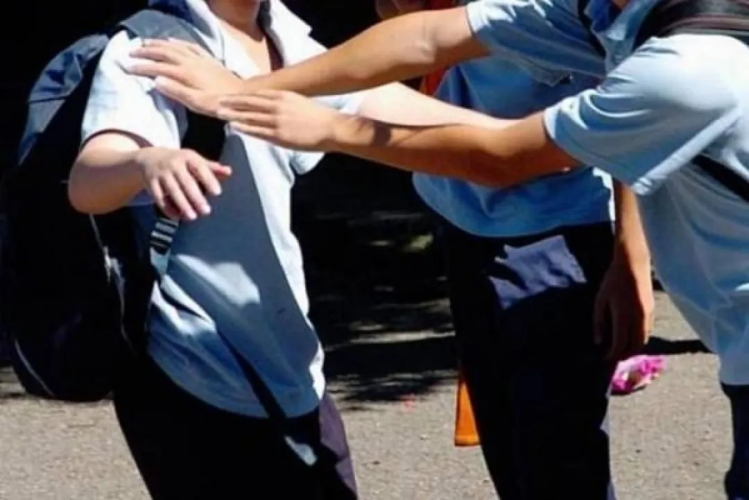 Padre e hijo agreden a un alumno en el patio de una escuela