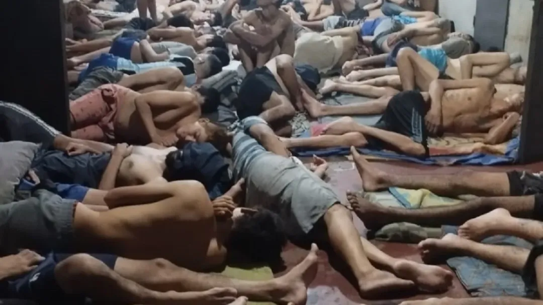 Así duermen los presos de la cárcel de Concepción ante crisis de sobrepoblación