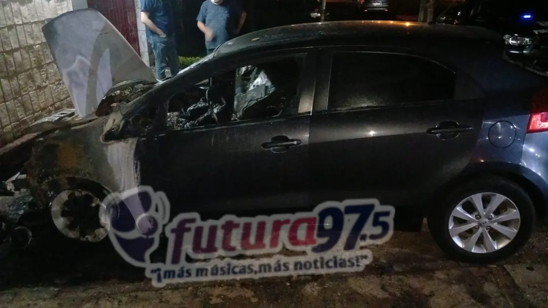 Vehículo se incendia parcialmente en el barrio Virgen de Caacupé