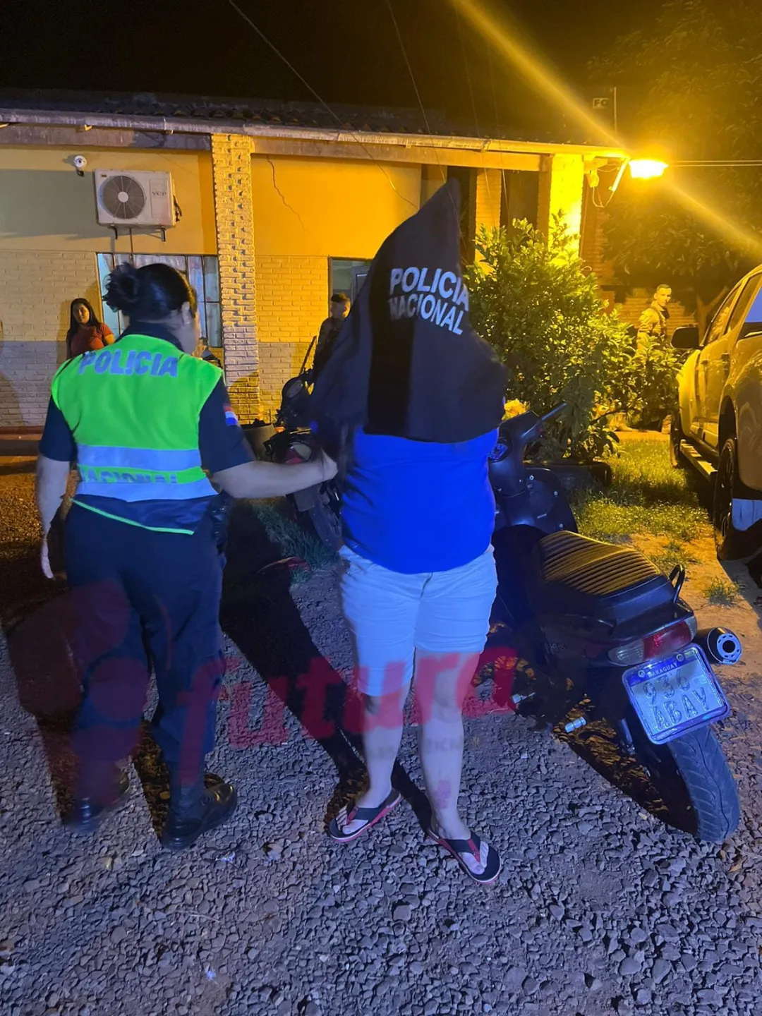 Mujer aprehendida por conducir motocicleta denunciada como hurtada.
