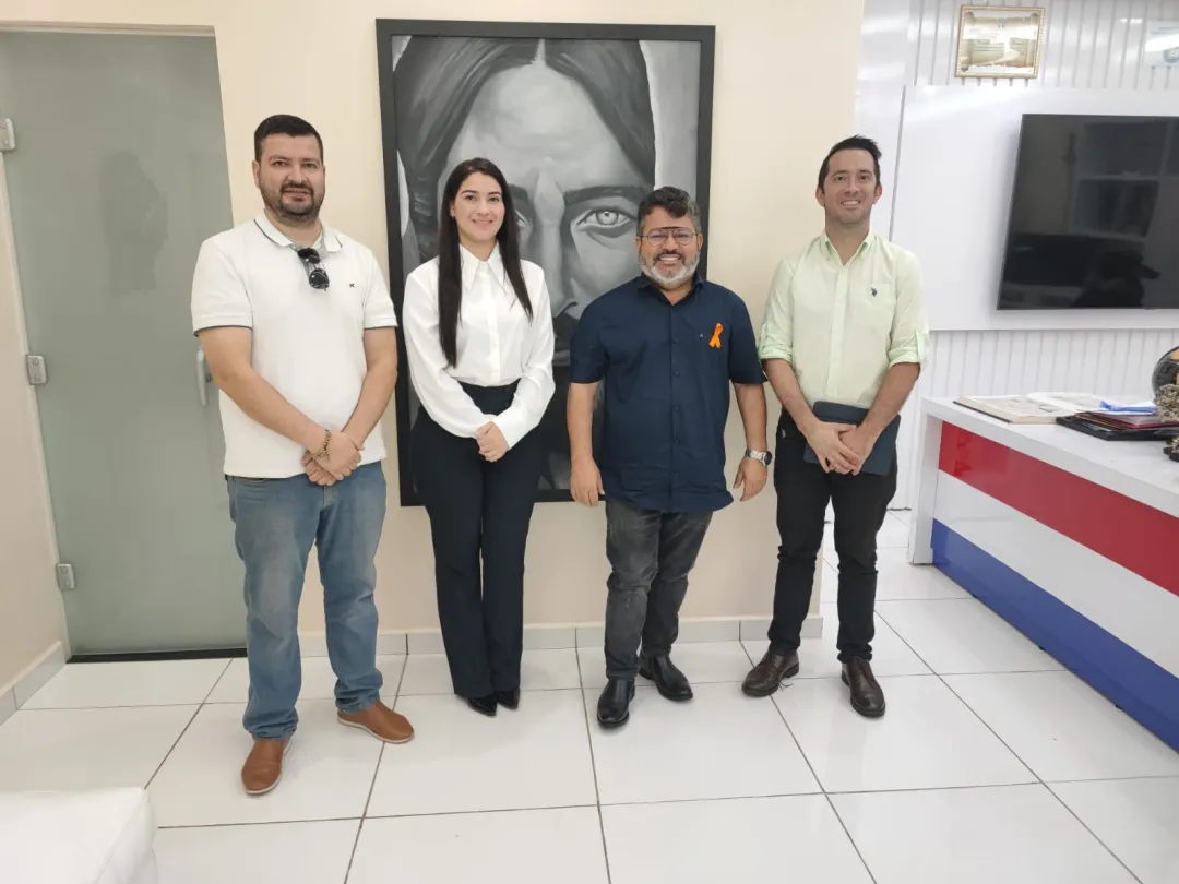 Carlos Bernardo recibe en su despacho a padres y jóvenes atletas del Campeonato Nacional de Handball