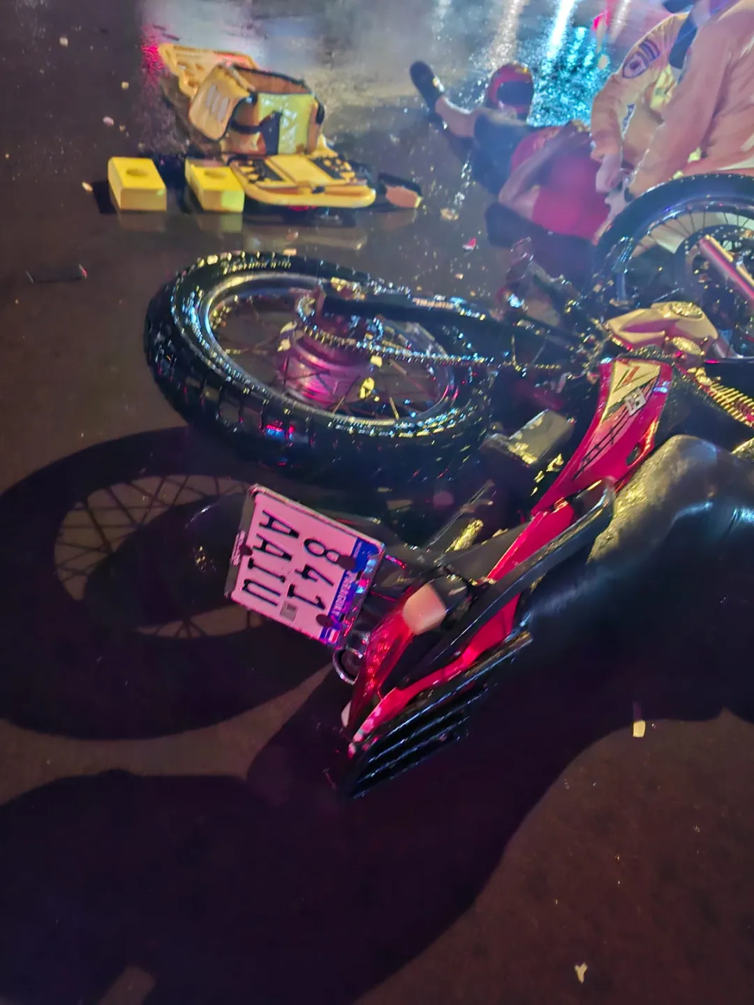Motociclista sufre fractura tras ser embestido por un automóvil que se dio a la fuga