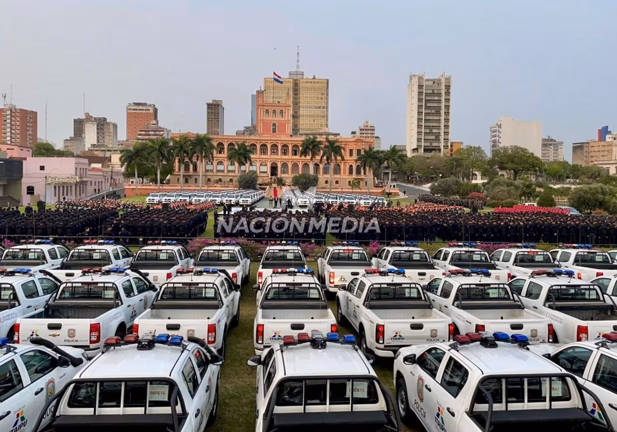Gobierno entrega cientos de patrulleras, motocicletas y equipos a la Policía Nacional