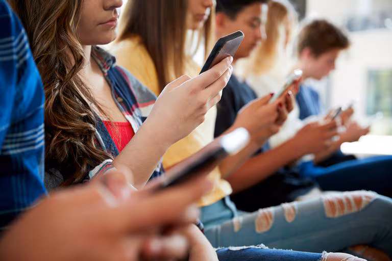 Salud mental en la era de las pantallas y redes sociales: una mirada psicológica a los excesos