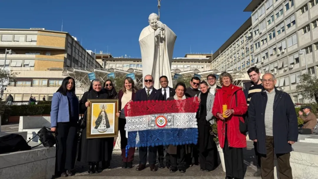 Con bandera paraguaya y la imagen de la Virgen de Caacupé, paraguayos rezan por el papa Francisco
