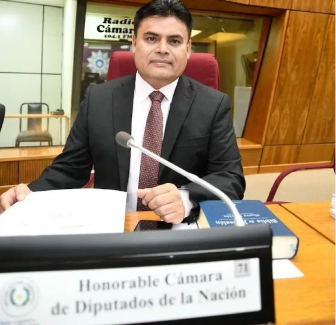 El Diputado Santiago Benítez cuestiona la asignación de cargos interinos sin concurso en educación.