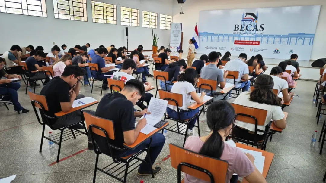 Gobierno amplía las becas de Itaipú para beneficiar a todos los jóvenes que aprobaron exámenes